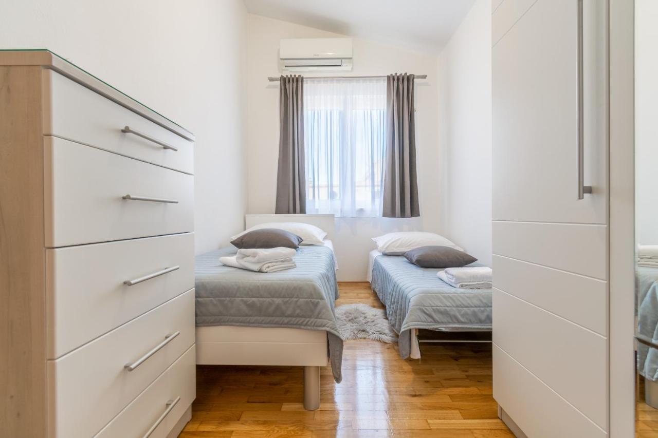 Apartment Iva With Sea View Makarska Eksteriør billede